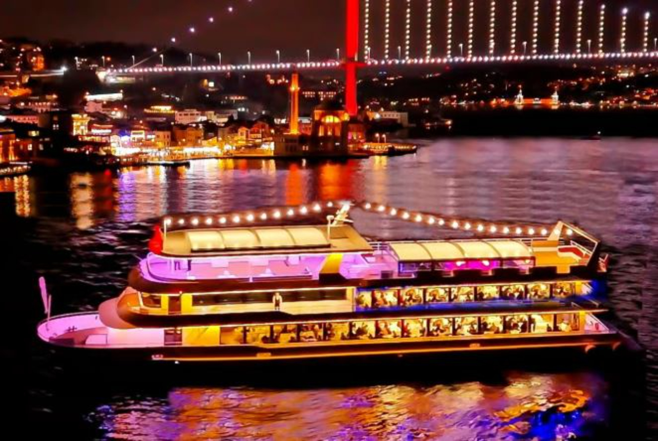 Istanbul: Bosphorus Dinner Cruise & Show with Private Table